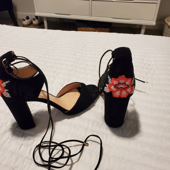 Kate Spade Oasis Embroidered strappy heels. - Picture 4 of 5